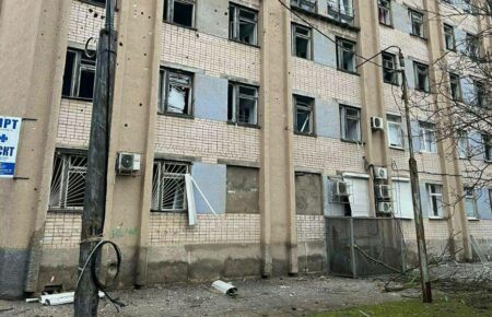 Російські окупанти обстріляли лікарню у Херсоні: снаряди влучили у пологове відділення