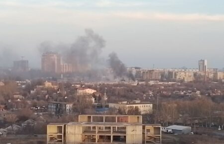 Внаслідок обстрілу Київського району Донецька почалася пожежа на ринку (ВІДЕО)