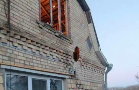 На Київщині уламки збитого дрона влучили у приватний будинок (ФОТО)