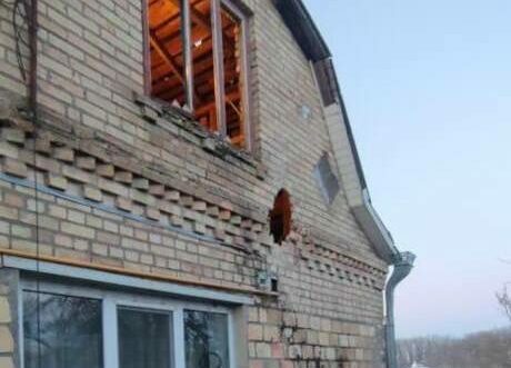 На Київщині уламки збитого дрона влучили у приватний будинок (ФОТО)