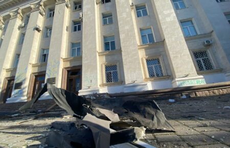 Окупанти вдарили по Херсонській ОВА: суттєво пошкоджені два поверхи (ВІДЕО)