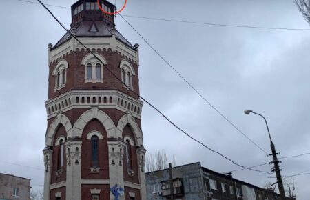 У центрі Маріуполя зняли прапор РФ з 33-метрової вежі — Андрющенко