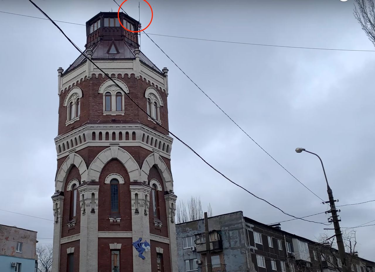У центрі Маріуполя зняли прапор РФ з 33-метрової вежі — Андрющенко