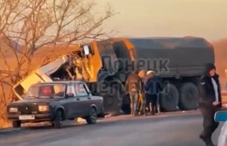 Біля окупованого Шахтарська на Донеччині зіткнулися військова вантажівка з літерою V і маршрутка: 16 загиблих