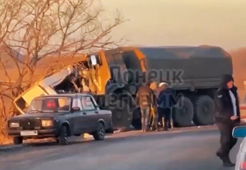 Возле оккупированного Шахтерска в Донецкой области столкнулись военный грузовик с буквой V и маршрутка: 16 погибших