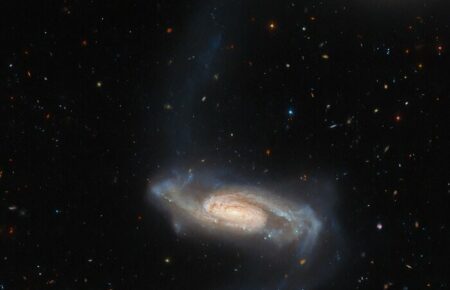 Hubble показав дивну спіральну галактику в сузір'ї Піч