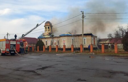 У селі під Києвом горить церква ПЦУ (ФОТО, ВІДЕО)