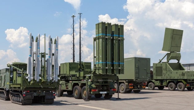 Німеччина передала Україні ракети для ППО IRIS-T, вантажівки та пікапи