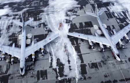 На аеродромі «Енгельс-2» в РФ з'явились захисні бар’єри і зменшилась кількість боєздатних літаків — опублікували супутникові знімки