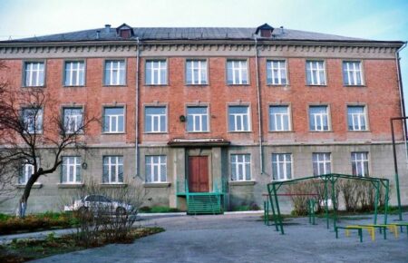 Російські окупанти з С-300 обстріляли школу-інтернат на Харківщині