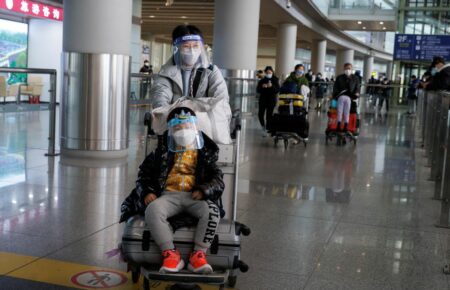 Китай вперше відкрив кордони піcля 2019 року: у міжнародному аеропорту Гонконгу утворилися довгі черги (ФОТО)