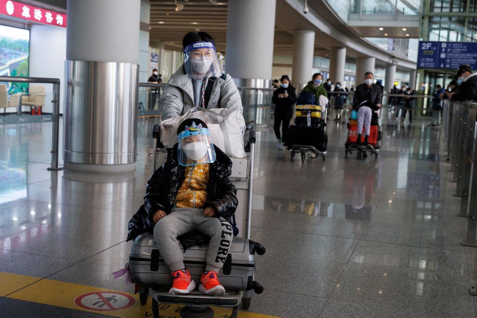 Китай вперше відкрив кордони піcля 2019 року: у міжнародному аеропорту Гонконгу утворилися довгі черги (ФОТО)