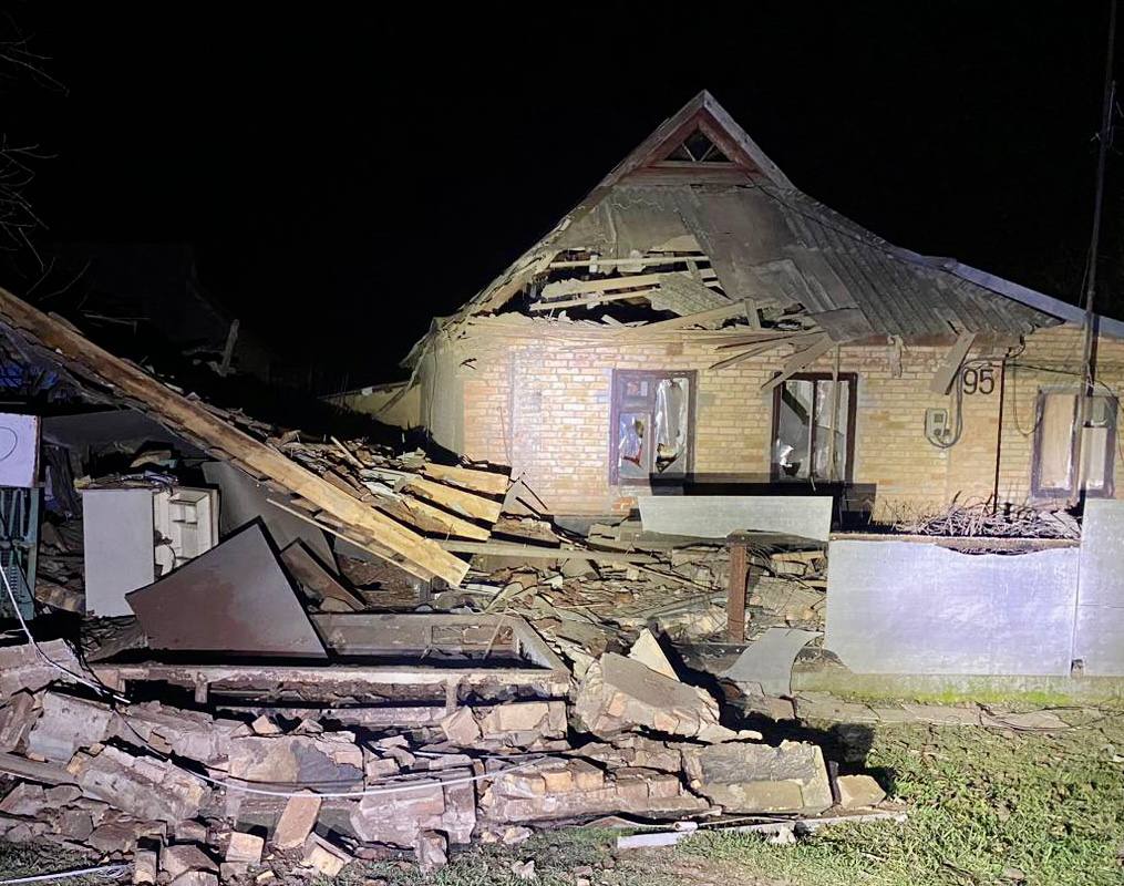 Окупанти знову обстріляли Нікопольщину: понад 10 будинків пошкоджені (ФОТО)