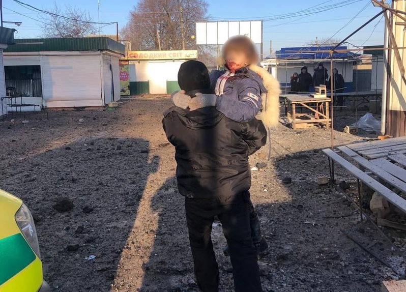 Ракетный удар по рынку в Харьковской области: из-под завалов достают людей, среди раненых — ребенок (ФОТО, ВИДЕО)