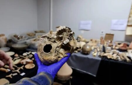 Іспанська поліція знайшла у двох будинках сотні археологічних артефактів і кісток