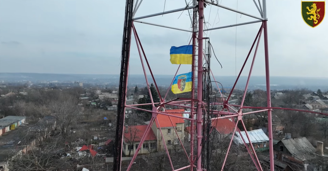 У Бахмуті українські військові підняли прапор України та привітали з Днем Соборності