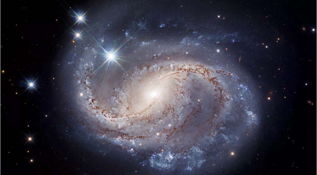 Космічний телескоп Hubble показав спіральну галактику за 214 мільйонів світлових років від Землі