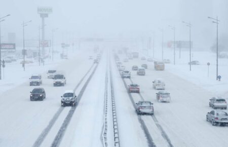 У Києві ліквідовують наслідки негоди: сніг прибирають сотні машин спецтехніки