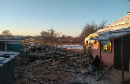 Російські окупанти обстріляли село у Сумській області: пошкоджені будинки та ферма