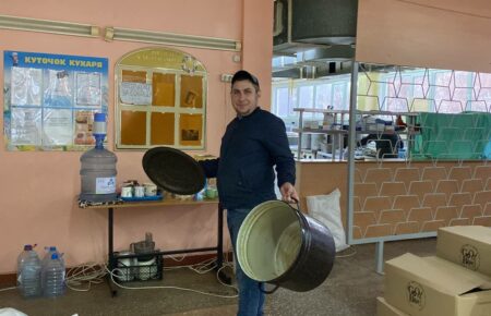 «Всім допомагаємо»: харків’яни показали, як готують обіди для переселенців і мешканців міста