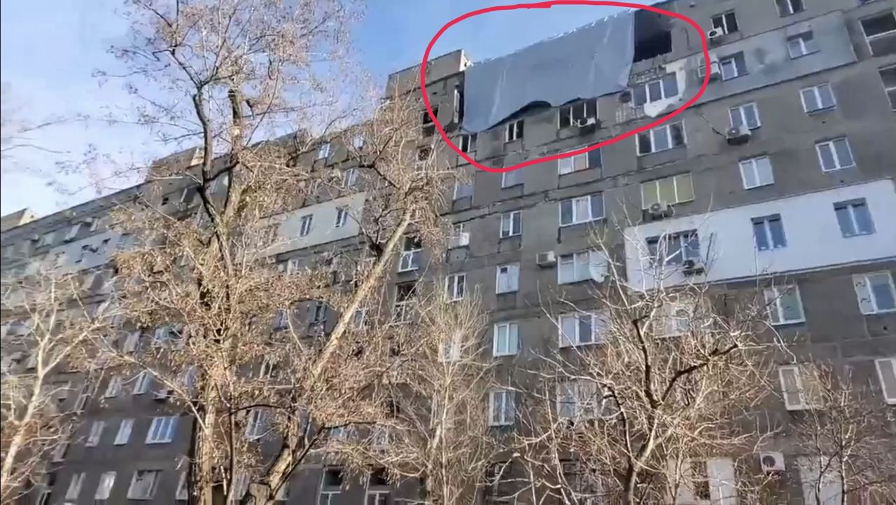 В Мариуполе поврежденные обстрелами многоэтажки «латают» брезентом — Андрющенко