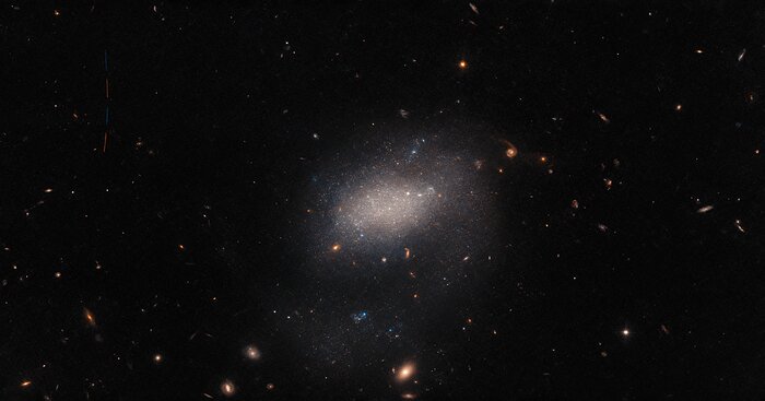 Космический телескоп Hubble сфотографировал неправильную галактику в созвездии Девы