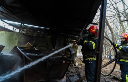 Рятувальники показали ліквідацію наслідків ранкової атаки на Київ (ФОТО)