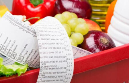 Ціни на сезонні овочі та фрукти знизилися навіть після підриву Каховської ГЕС — економіст
