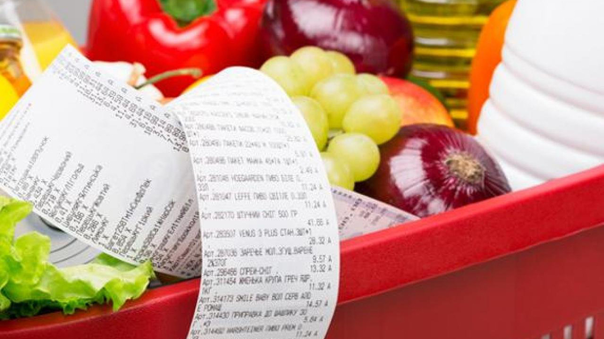 Ціни на сезонні овочі та фрукти знизилися навіть після підриву Каховської ГЕС — економіст