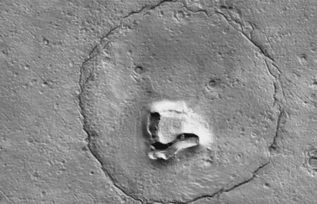 Апарат NASA сфотографував на Марсі кратер у формі ведмежої морди
