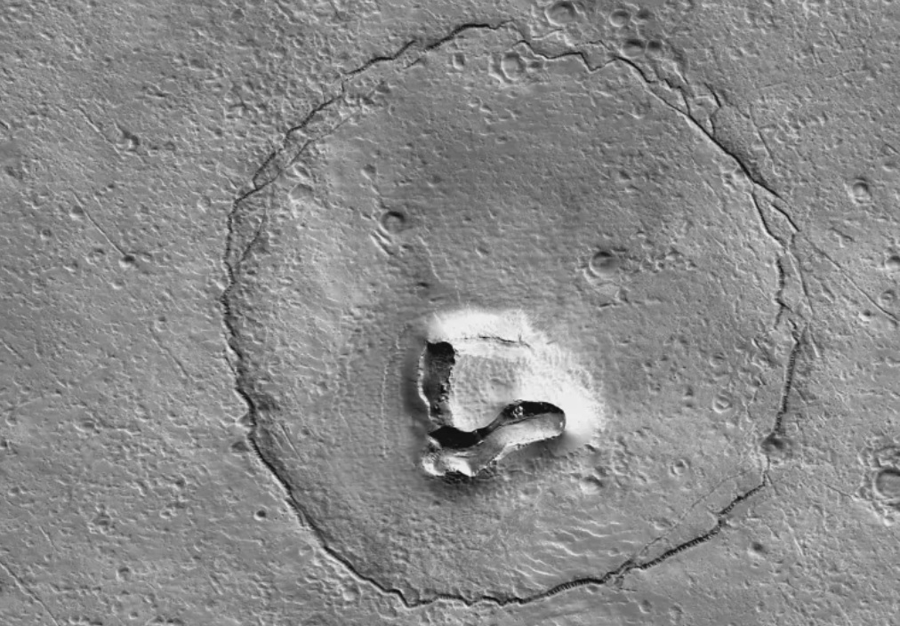 Апарат NASA сфотографував на Марсі кратер у формі ведмежої морди