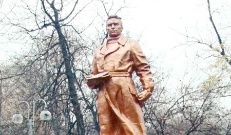 У Києві демонтують пам'ятник радянському льотчику Чкалову (ФОТО)