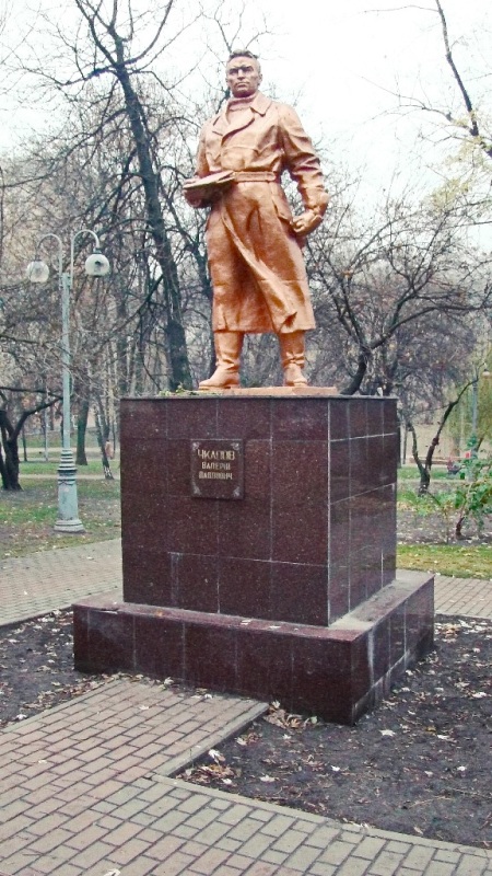В Киеве демонтируют памятник советскому летчику Чкалову (ФОТО)