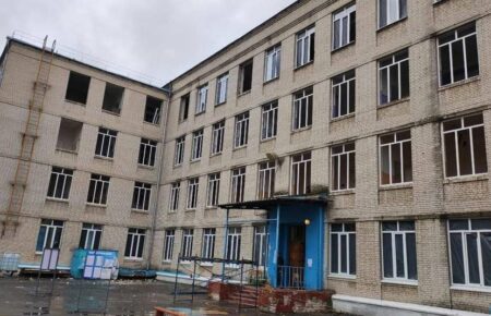 На окупованій Луганщині дітей примусово переводять на дистанційне навчання, а у школах розселяють військових РФ