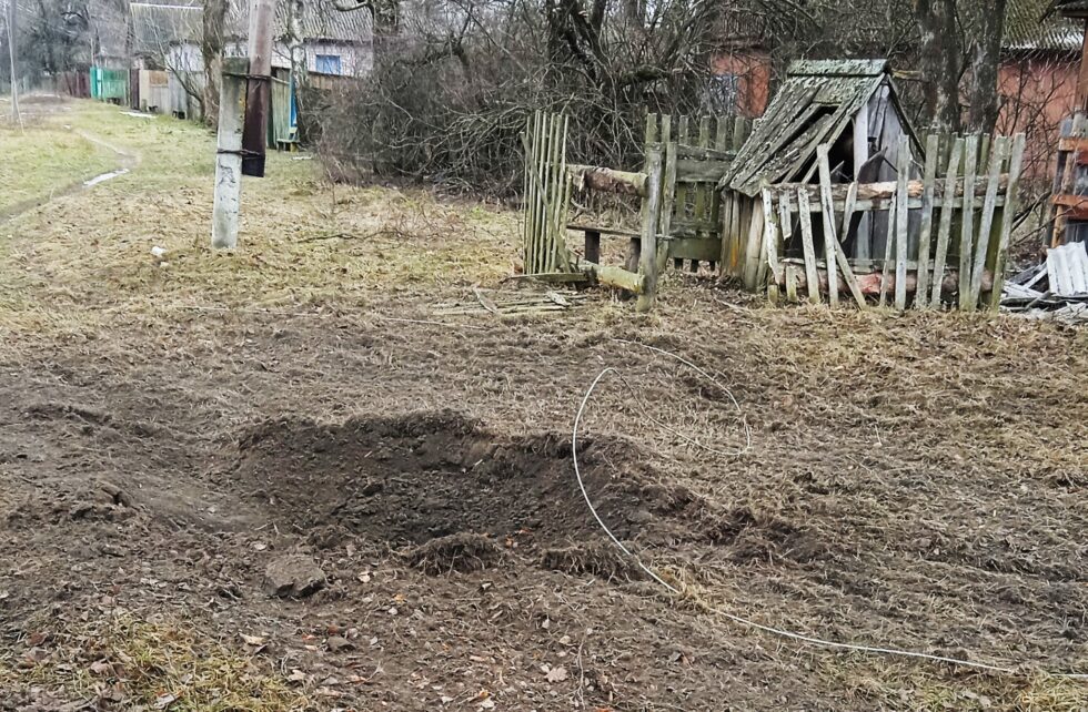 У Чернігівській області російські окупанти обстріляли село поблизу кордону: загинули троє людей