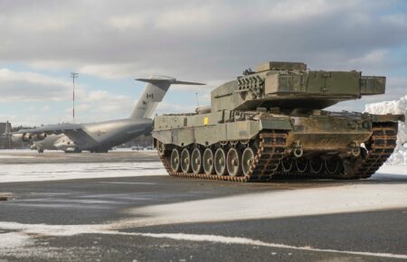 До України летить перший танк Leopard 2 від Канади (ФОТО)