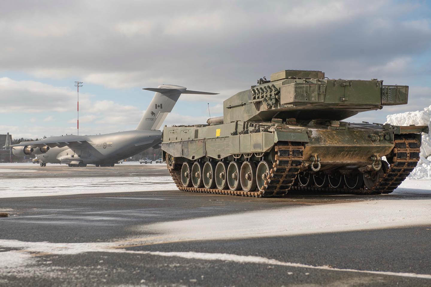 До України летить перший танк Leopard 2 від Канади (ФОТО)