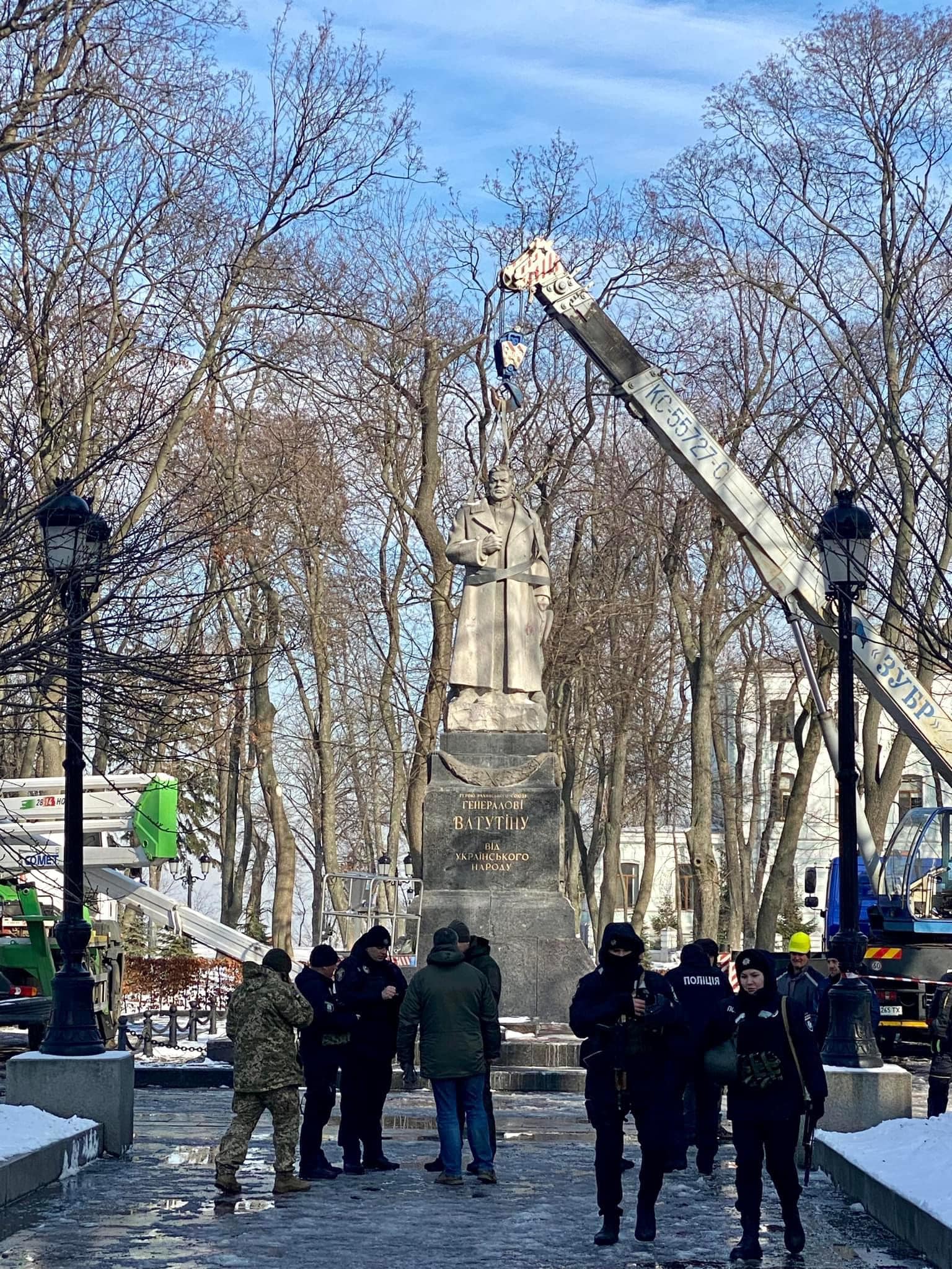 В Киеве сносят памятник советскому военачальнику Ватутину (ФОТО)