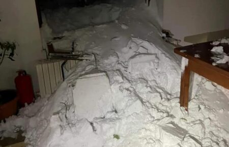 В Румынии лавина сошла на гостиницу с туристами, из-под снега спасли 58 человек