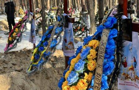 До сих пор не идентифицированы 143 тела: в Изюме перезахороняют погибших в российской оккупации