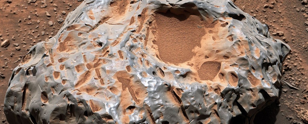Curiosity нашел на Марсе редкий метеорит