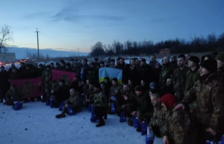 Обмін полоненими: Україна повернула 100 військових і одного цивільного (ВІДЕО)