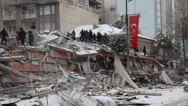 Под завалами в Турции могут оставаться 5 украинцев — МИД