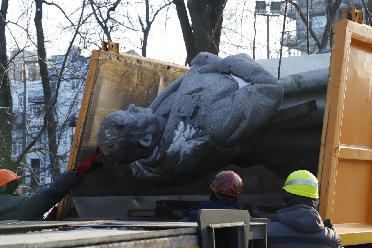 У Києві знесли пам'ятник радянському воєначальнику Ватутіну (ВІДЕО)
