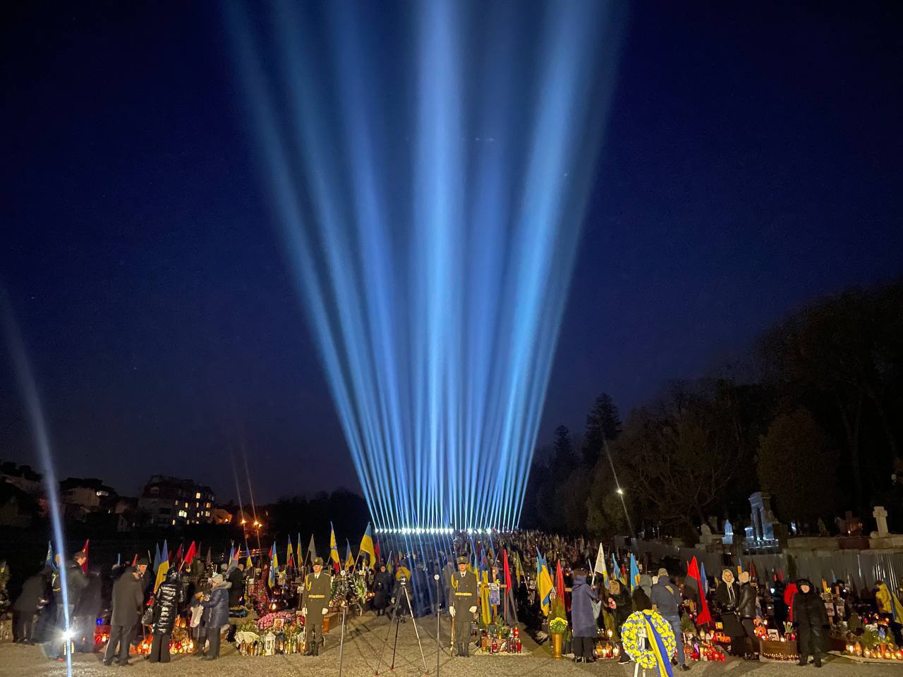 У Львові на Личаківському кладовищі у небо запустили «промені пам'яті» (ФОТО)