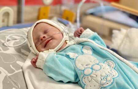 Львівські лікарі врятували немовля, яке не дихало самостійно через рідкісну ваду