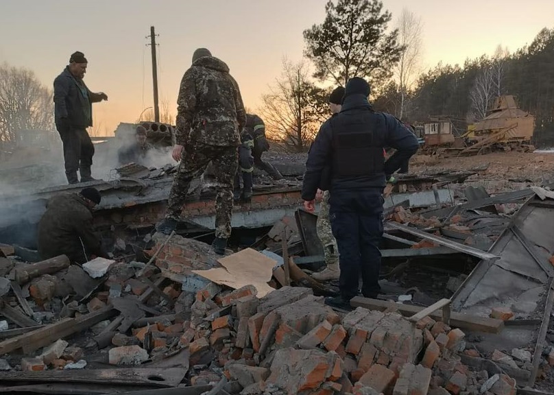 Військові показали наслідки авіаракетного удару по Чернігівщині (ФОТО)