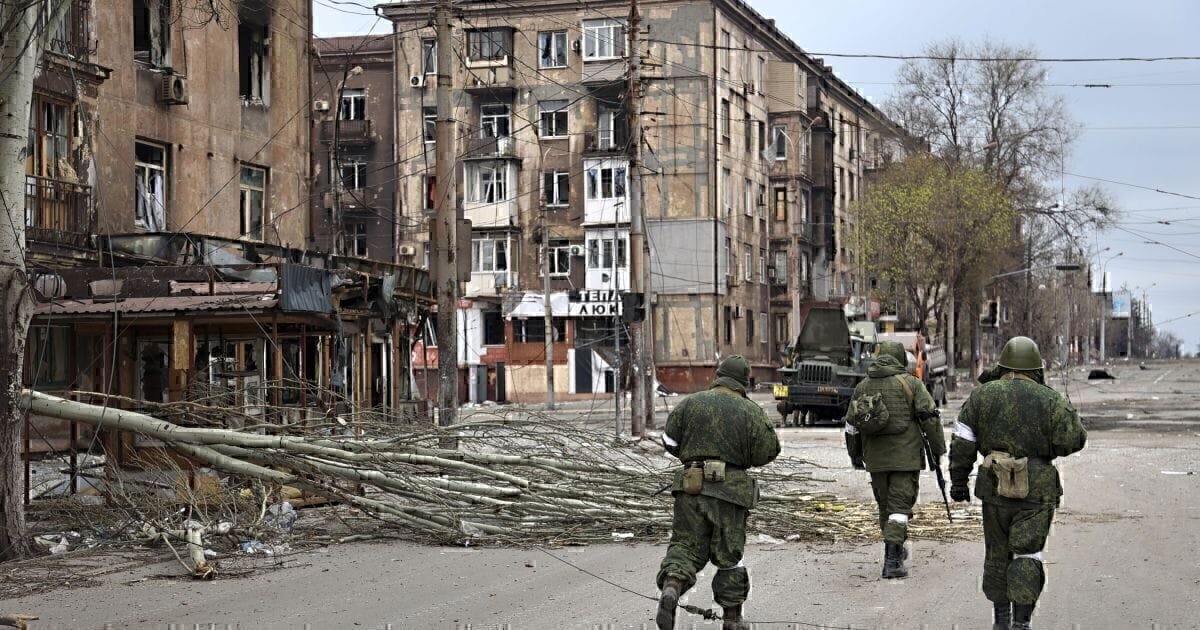 В окупованому Маріуполі почали мобілізувати чоловіків до російської армії