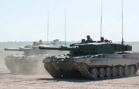 Танки Leopard 2, які Канада передає Україні, вже в Польщі