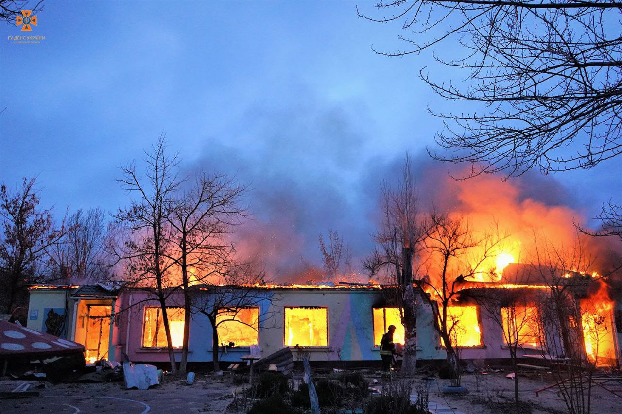 Рятувальники показали наслідки ворожого влучання в дитячий садок у Херсоні (ФОТО, ВІДЕО)